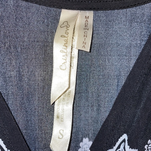 •CRISTINALOVE•NWOT BLACK FLORAL MEDALLION V-NECK SHORT SLEEVE DRESS SIZE SMALL - Picture 5 of 9